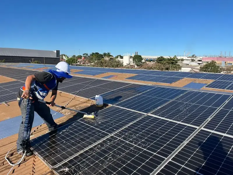 Energia solar · Limpeza de sistema fotovoltaico